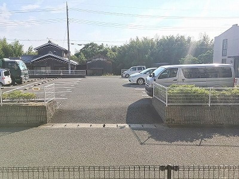 レオパレス翼Ⅵ 駐車場