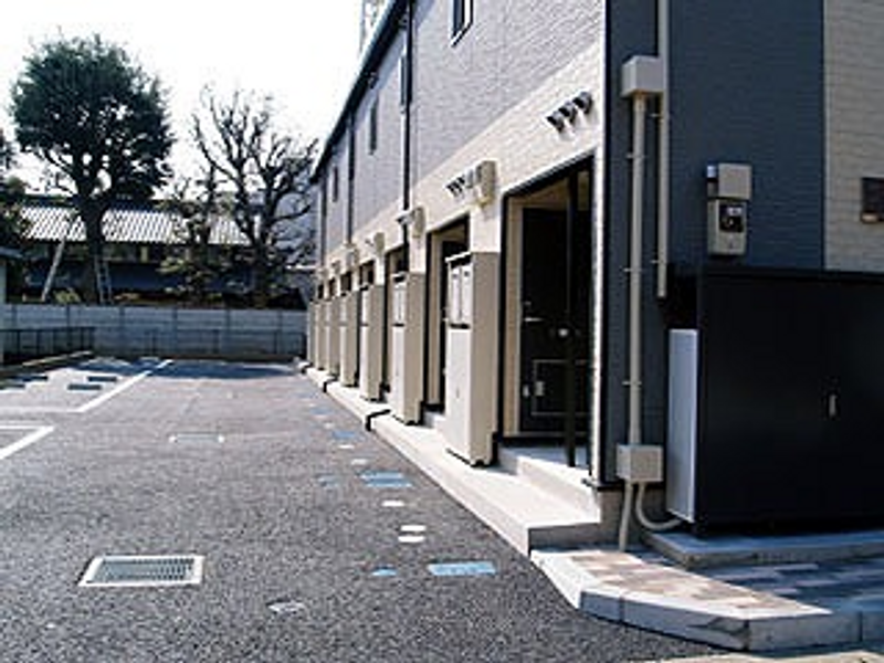 レオパレス雷電 駐車場
