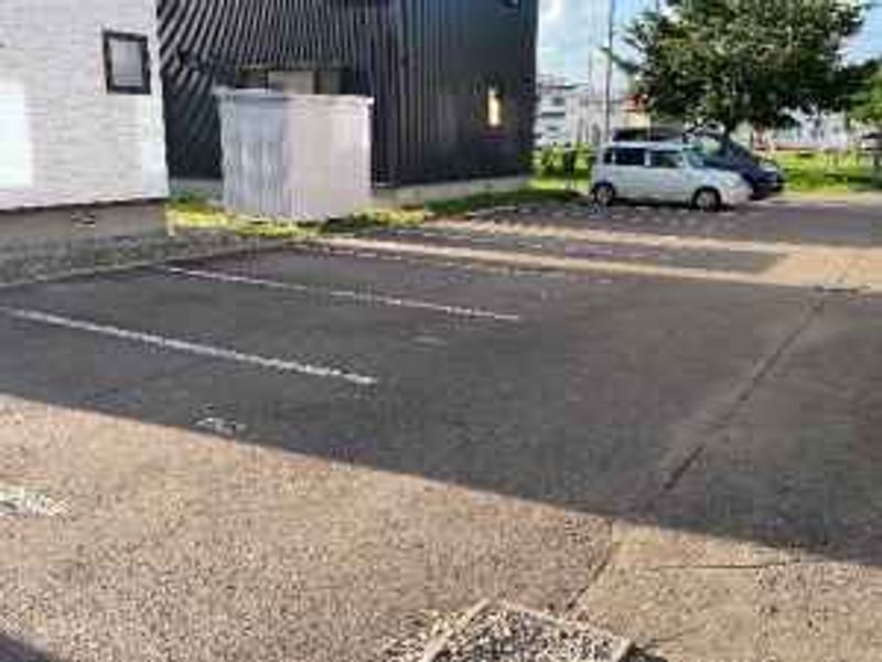 レオパレスビラ５２４ 駐車場