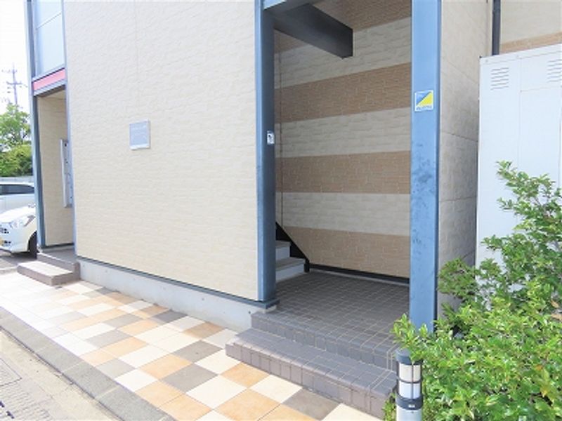 レオパレスフォレスト エントランス