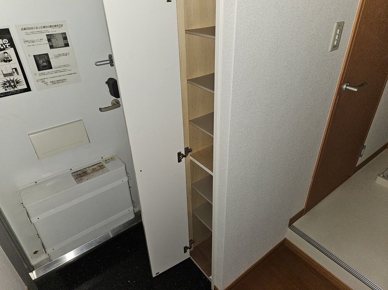 レオパレスひまわり 玄関