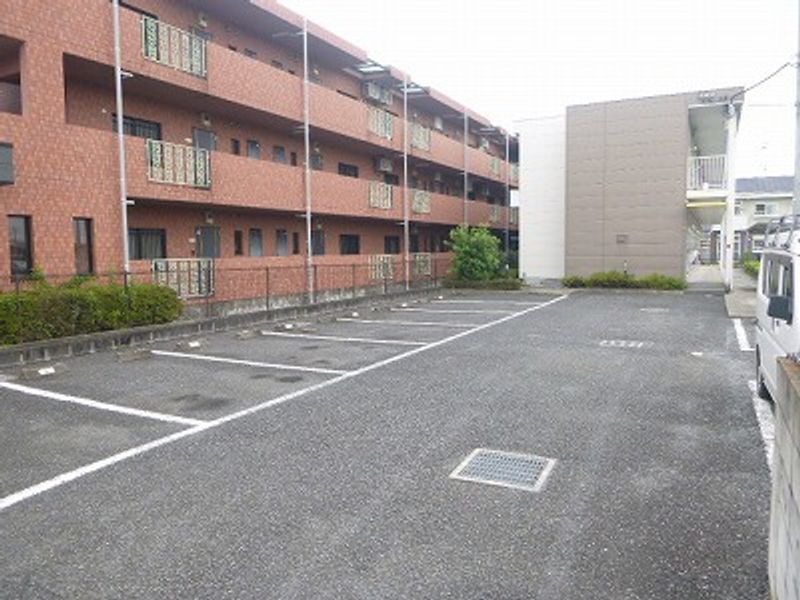 レオパレスコア 駐車場