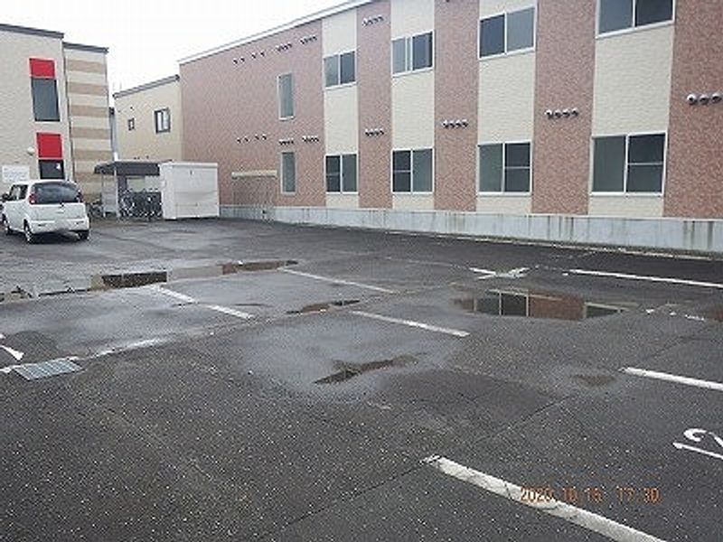 レオパレスアリエス 駐車場