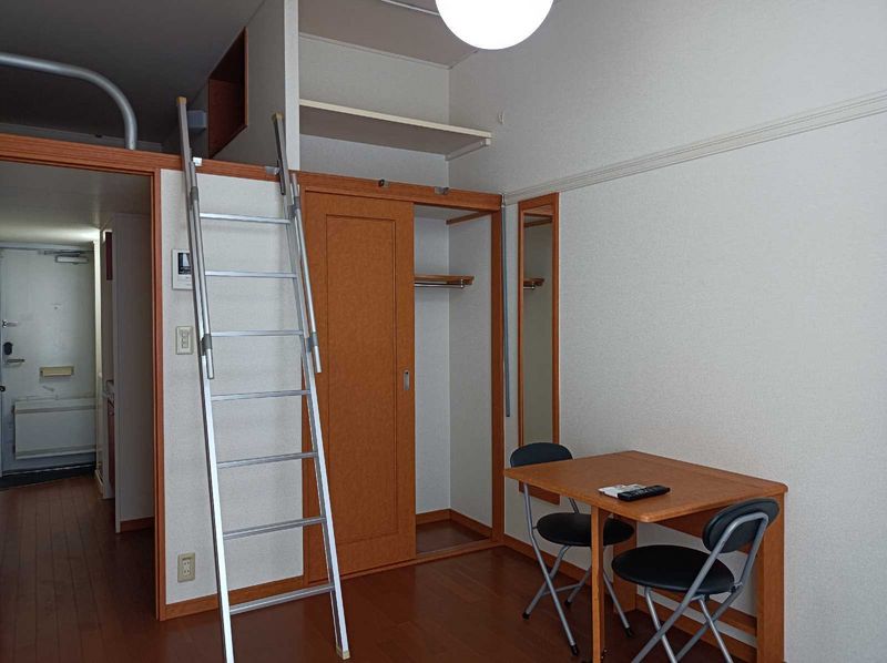 レオパレスアリーナ 居間