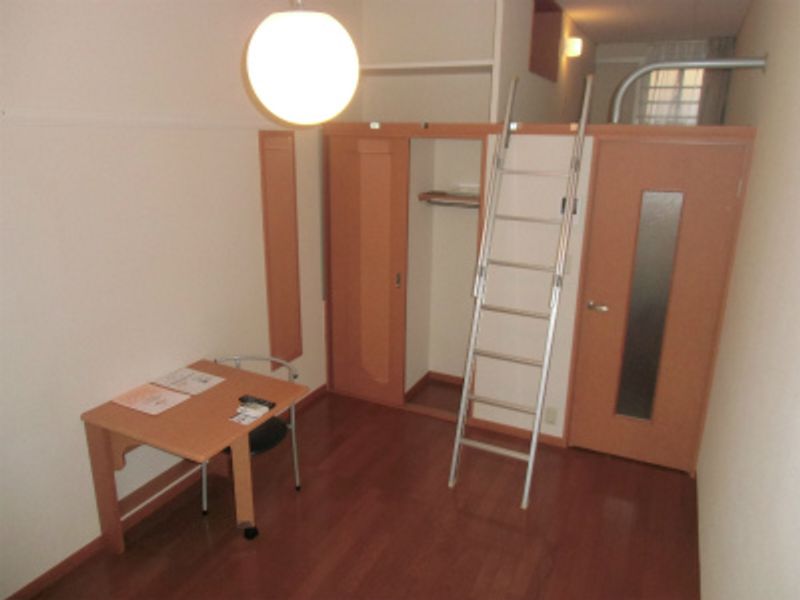 レオパレス伊勢倉 居間