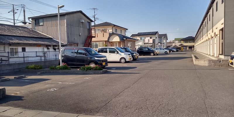 レオパレスクレールアヴェニール 駐車場
