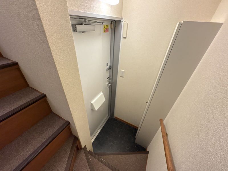 レオパレスミストラル 玄関