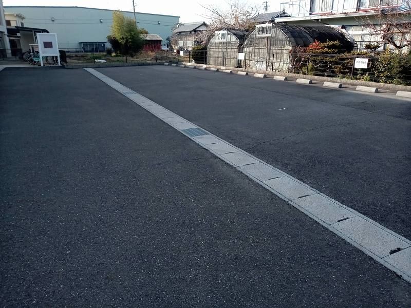 レオパレスメゾン森上 駐車場