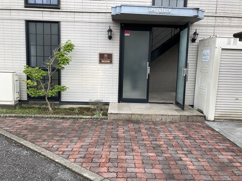 レオパレス鏡島 エントランス