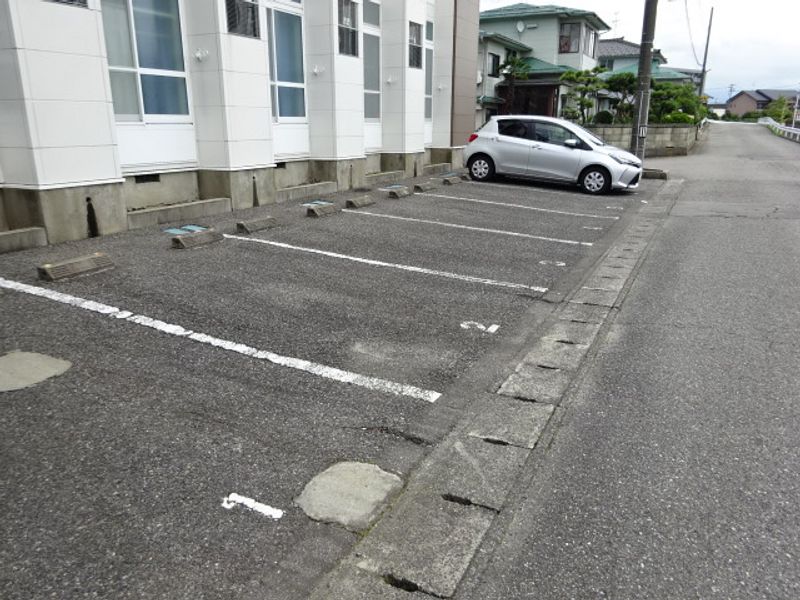 レオパレス本丸 駐車場