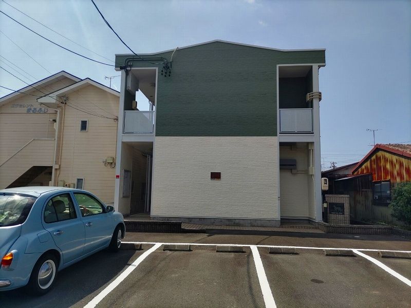 レオパレスグリーンビューイワタ 駐車場