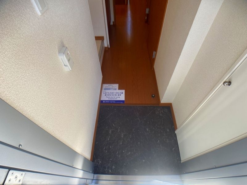 レオパレスオネスティ 玄関