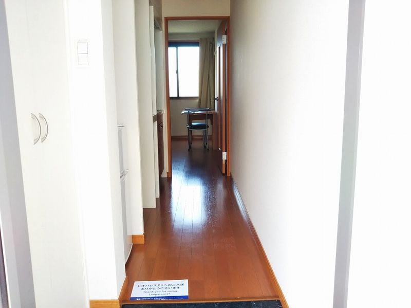 レオパレスシモツマ２番館 玄関