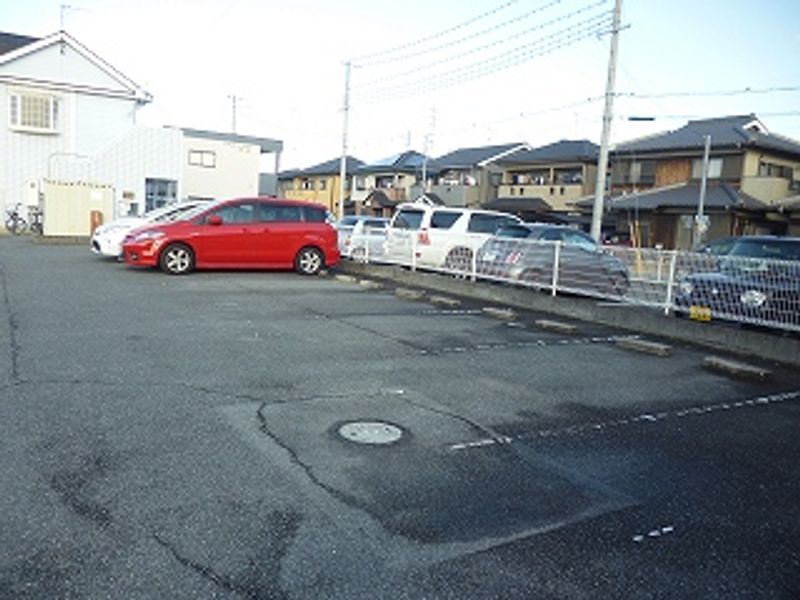 レオパレスジョイフルＭ 駐車場