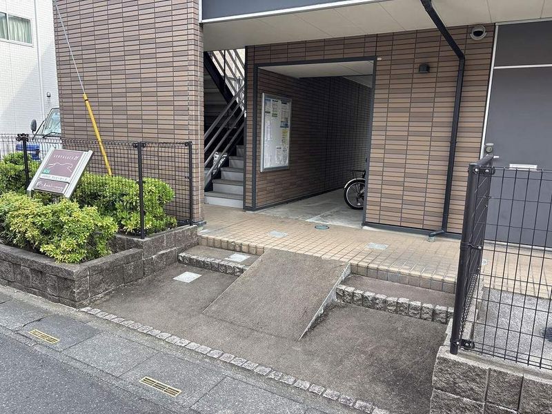 レオパレスサントーヨーⅡ エントランス