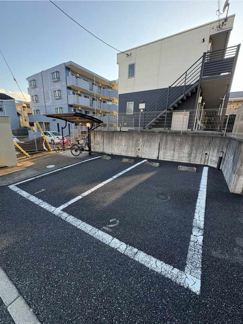 レオネクストカミオンダ 駐車場