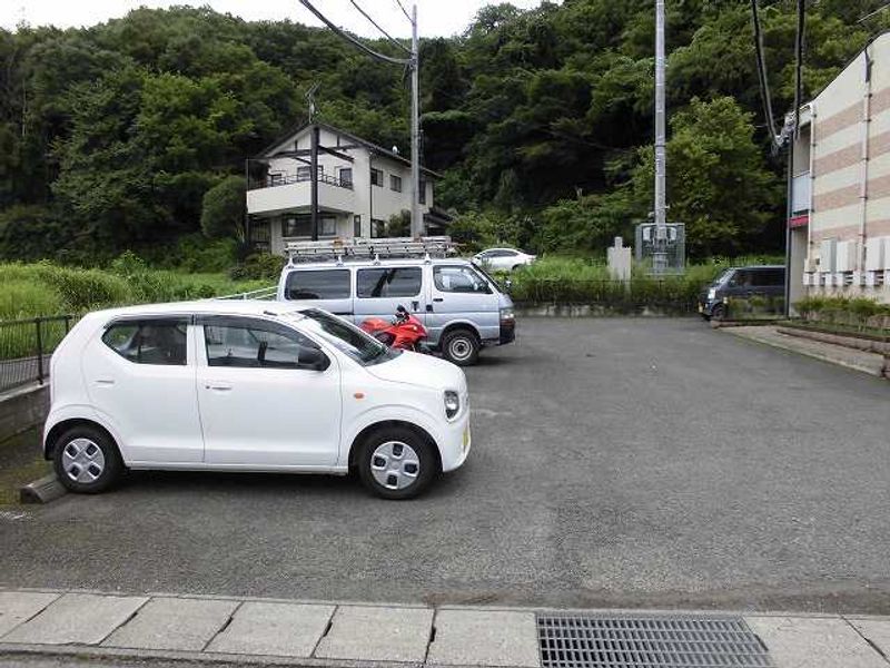 レオパレス涼風爽 駐車場