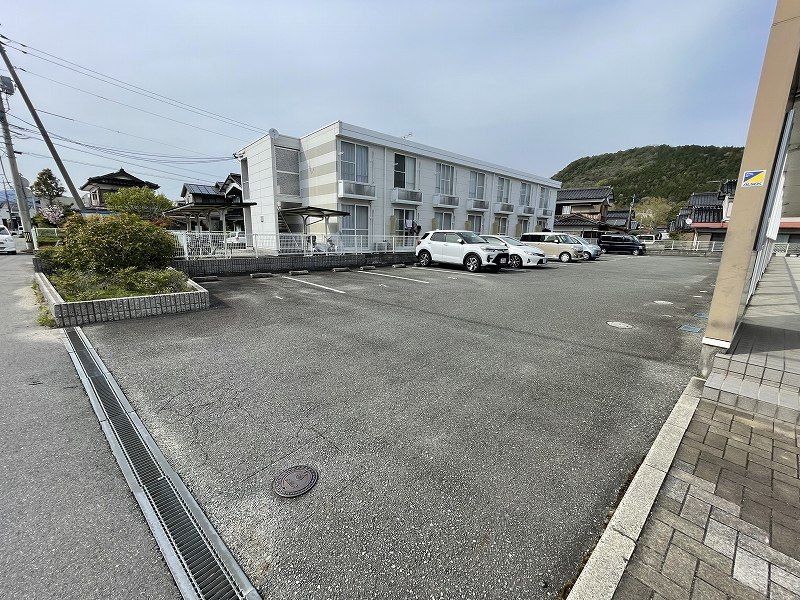 レオパレスくすの木 駐車場