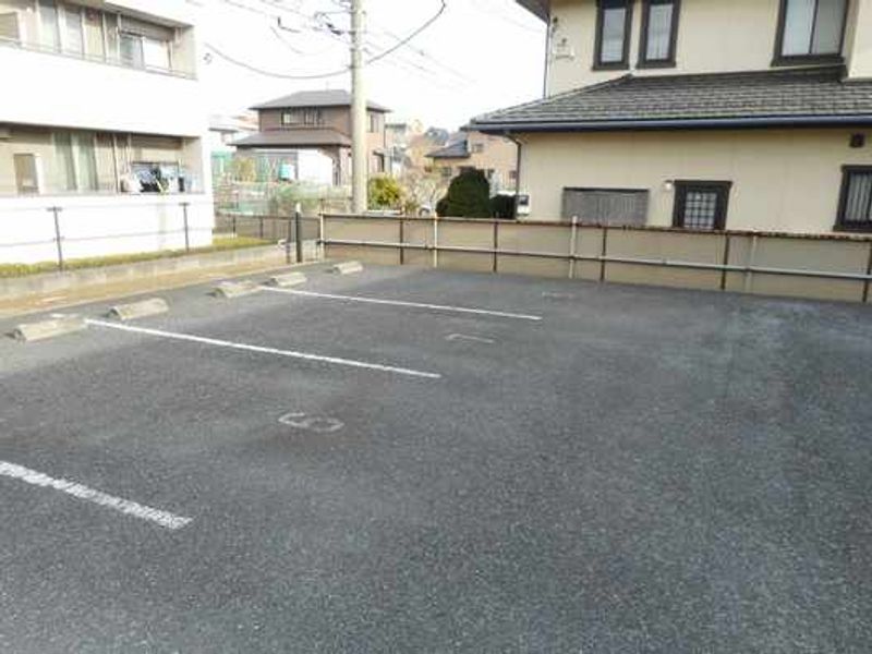 レオパレスフロレスタ 駐車場