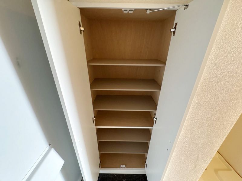 leopalace Karin Other