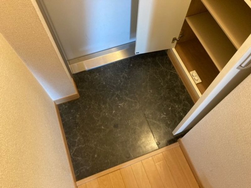レオパレスニュートリノミラージ 玄関