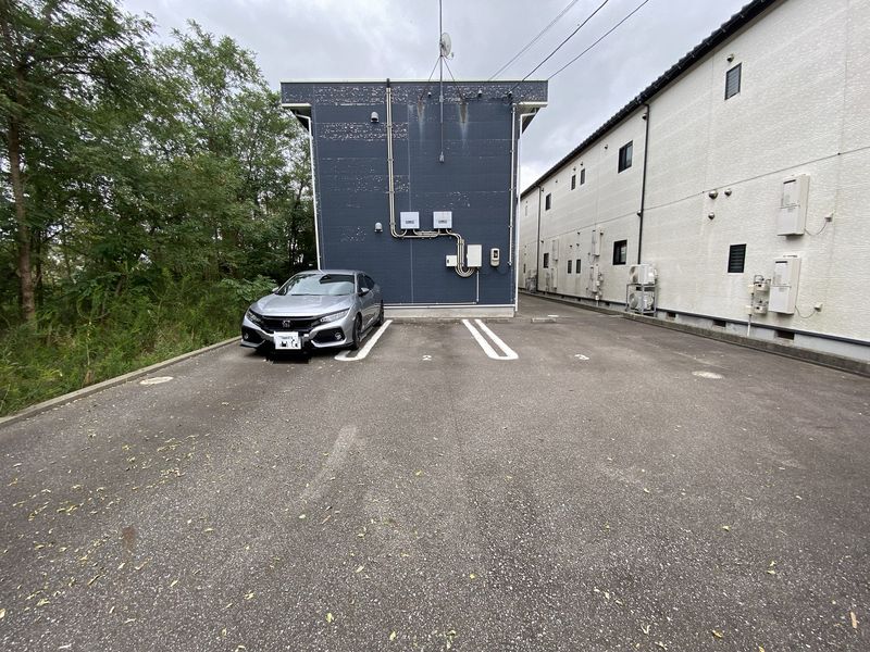 LEONEXT Central Parking lot