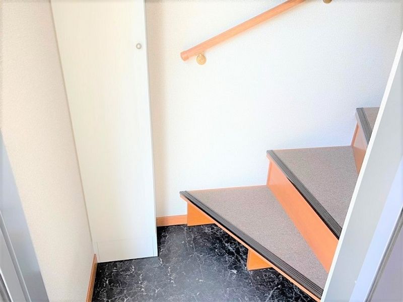 レオパレス学校町 玄関
