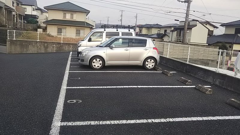 レオパレスすずき 駐車場