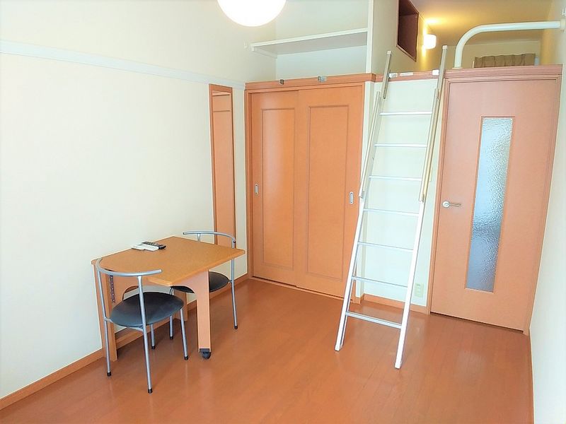 レオパレス希望の丘 居間
