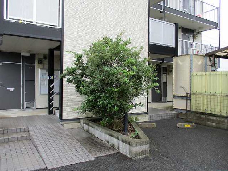 レオパレスティラーノ エントランス