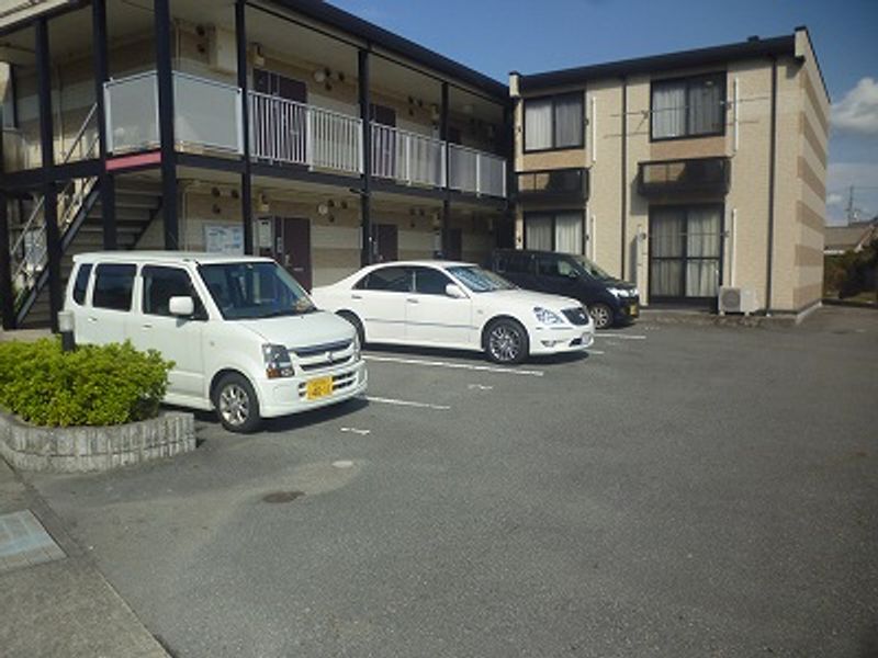 レオパレスゴールドリングＣ 駐車場