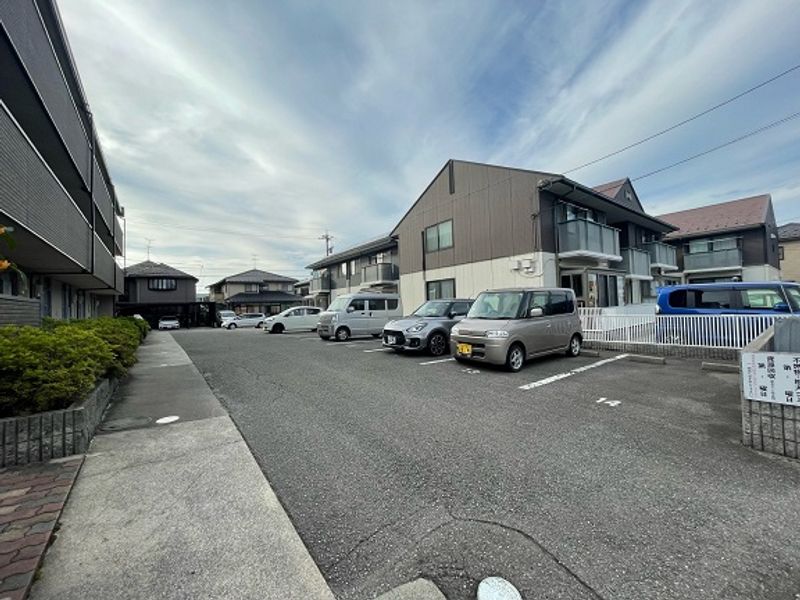 レオパレスＡＬＣＡＺＡＲ 駐車場