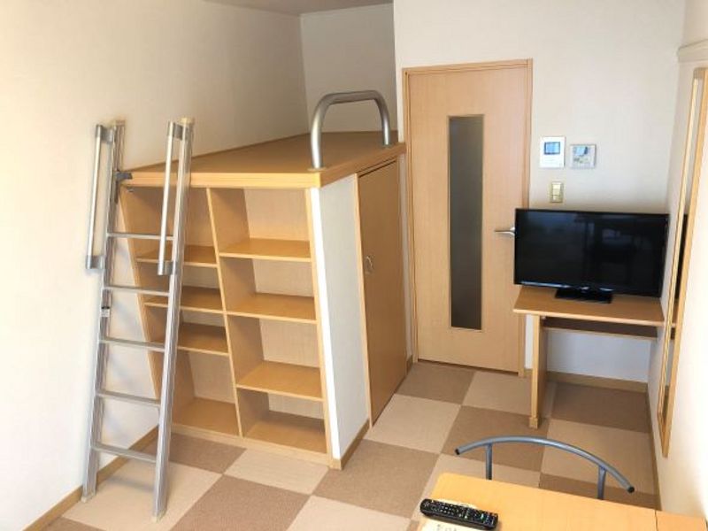 レオパレストトロ 居間