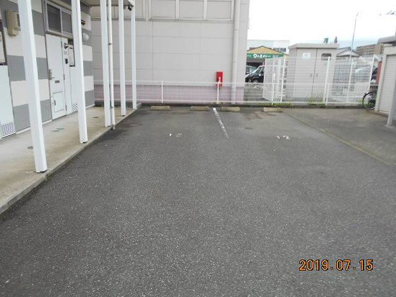 レオパレス中央 駐車場