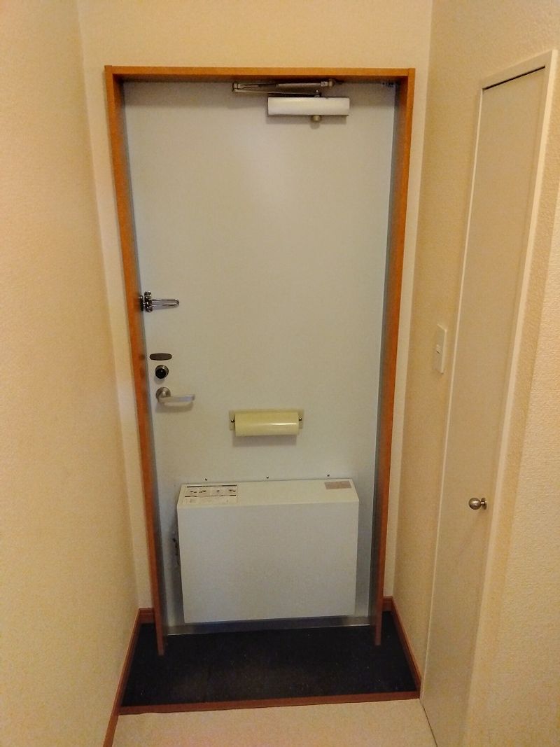 レオパレスローズ 玄関