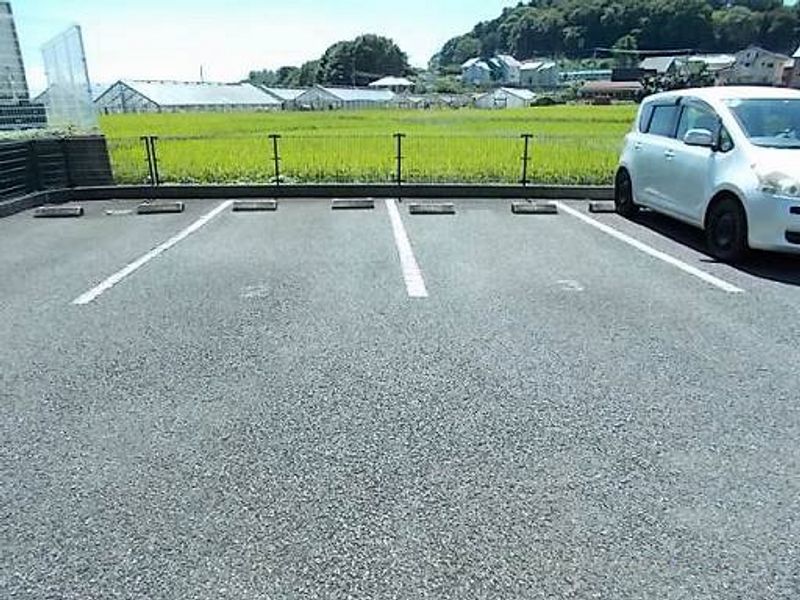 レオパレスメローネⅤ 駐車場
