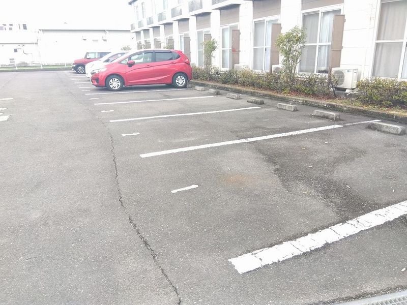 レオパレスルートイレブン 駐車場
