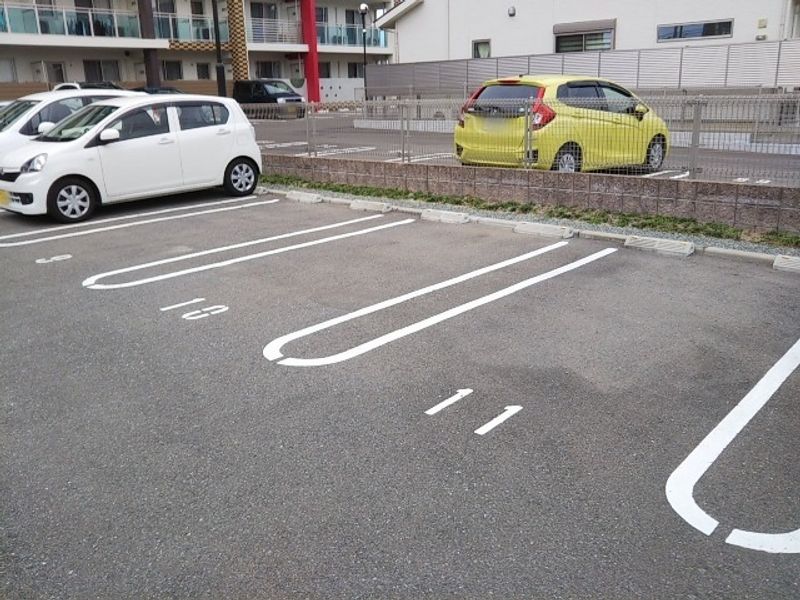 レオネクスト輝 駐車場