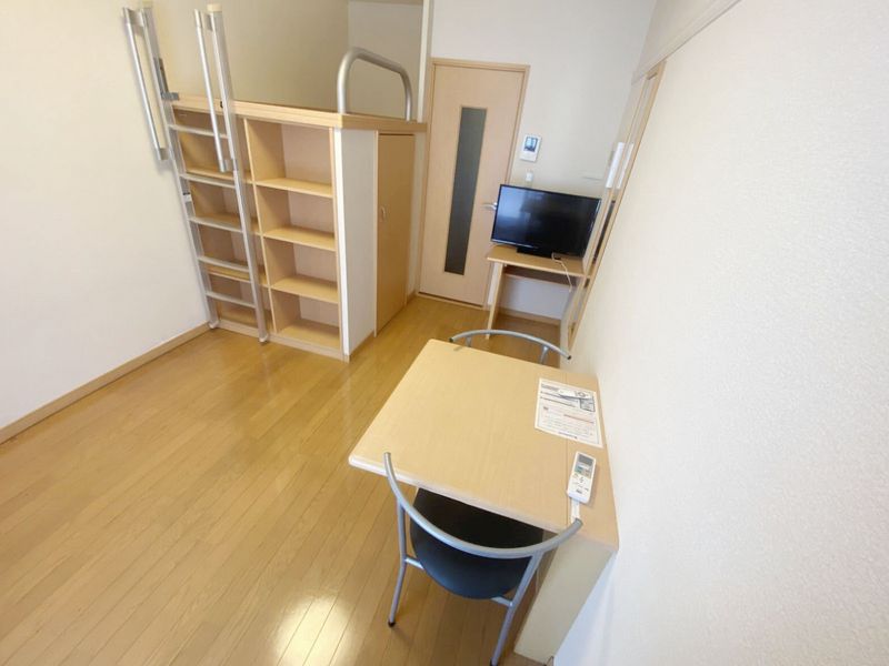 レオパレス道明町 居間