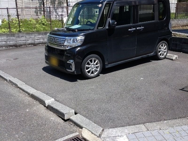 レオパレスハピネス 駐車場