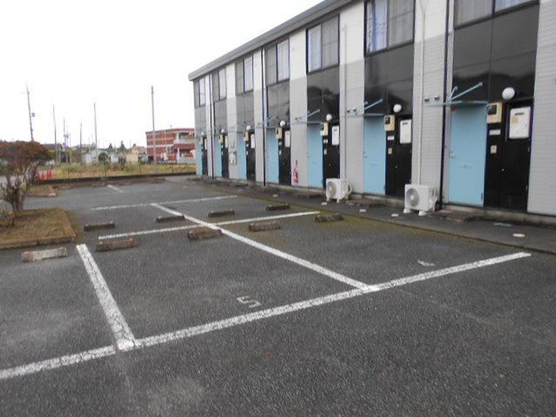 レオパレスフローラＫ 駐車場