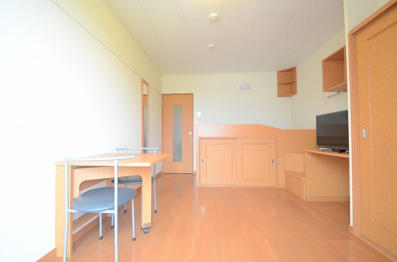 レオパレス中須賀 居間