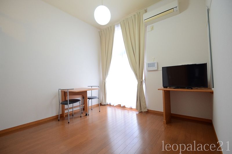 レオパレスヒルズ 居間