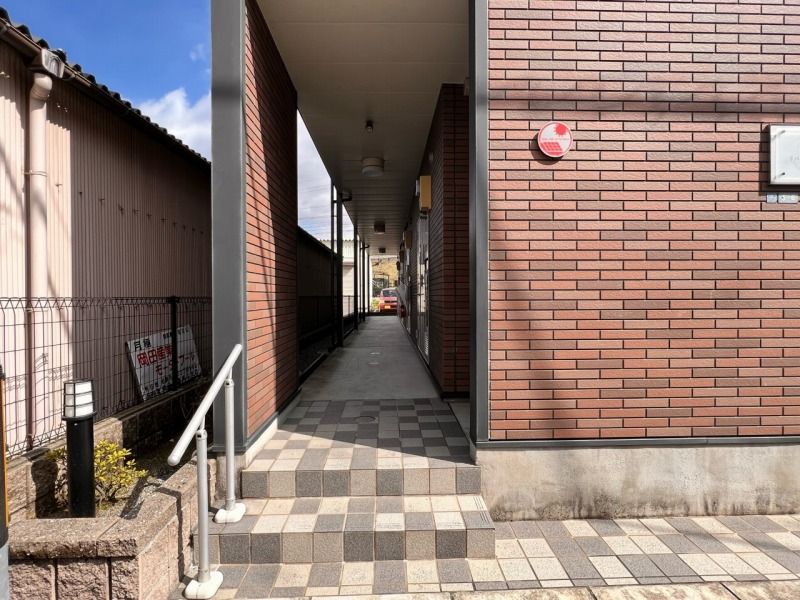 レオネクストリバーサイド柏原 エントランス