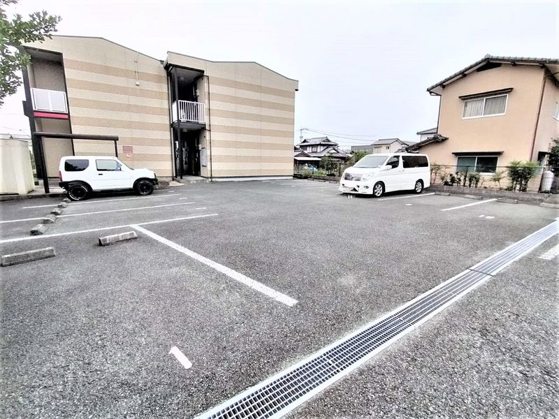レオパレスリバーサイド野中 駐車場