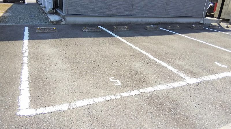 レオパレスガーネット合川 駐車場