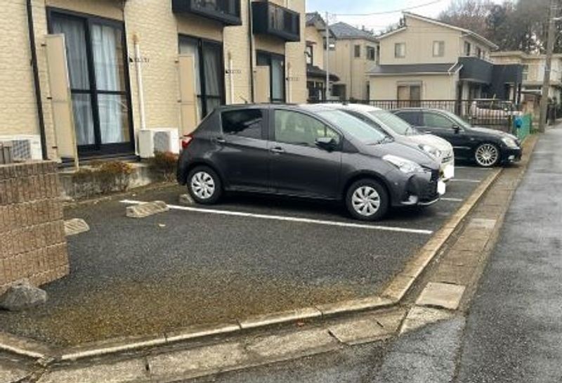 レオパレスアランチーノ 駐車場