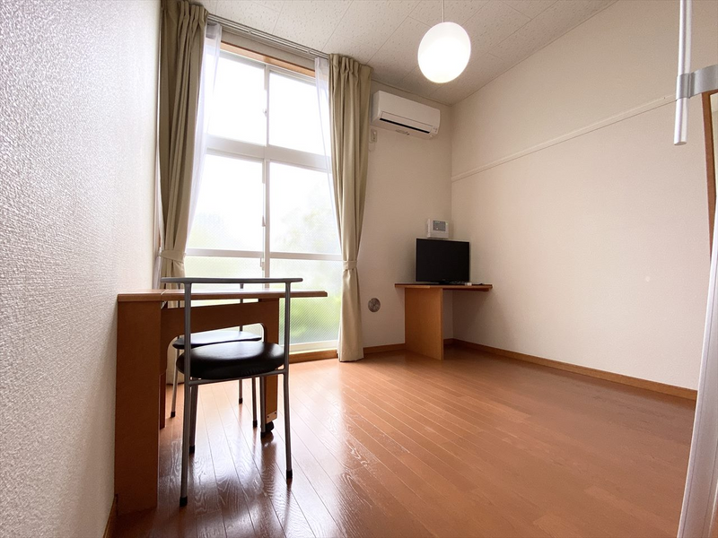 レオパレス王子台弐番館 居間