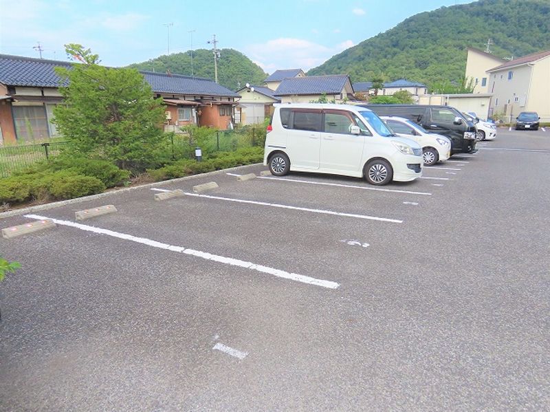 レオパレスミルコワンリビエール 駐車場
