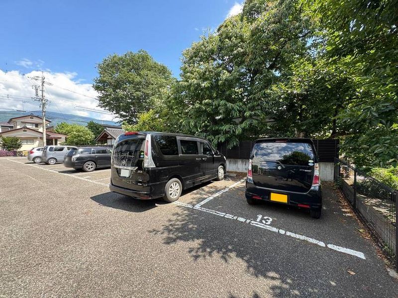 レオパレスとよおか 駐車場